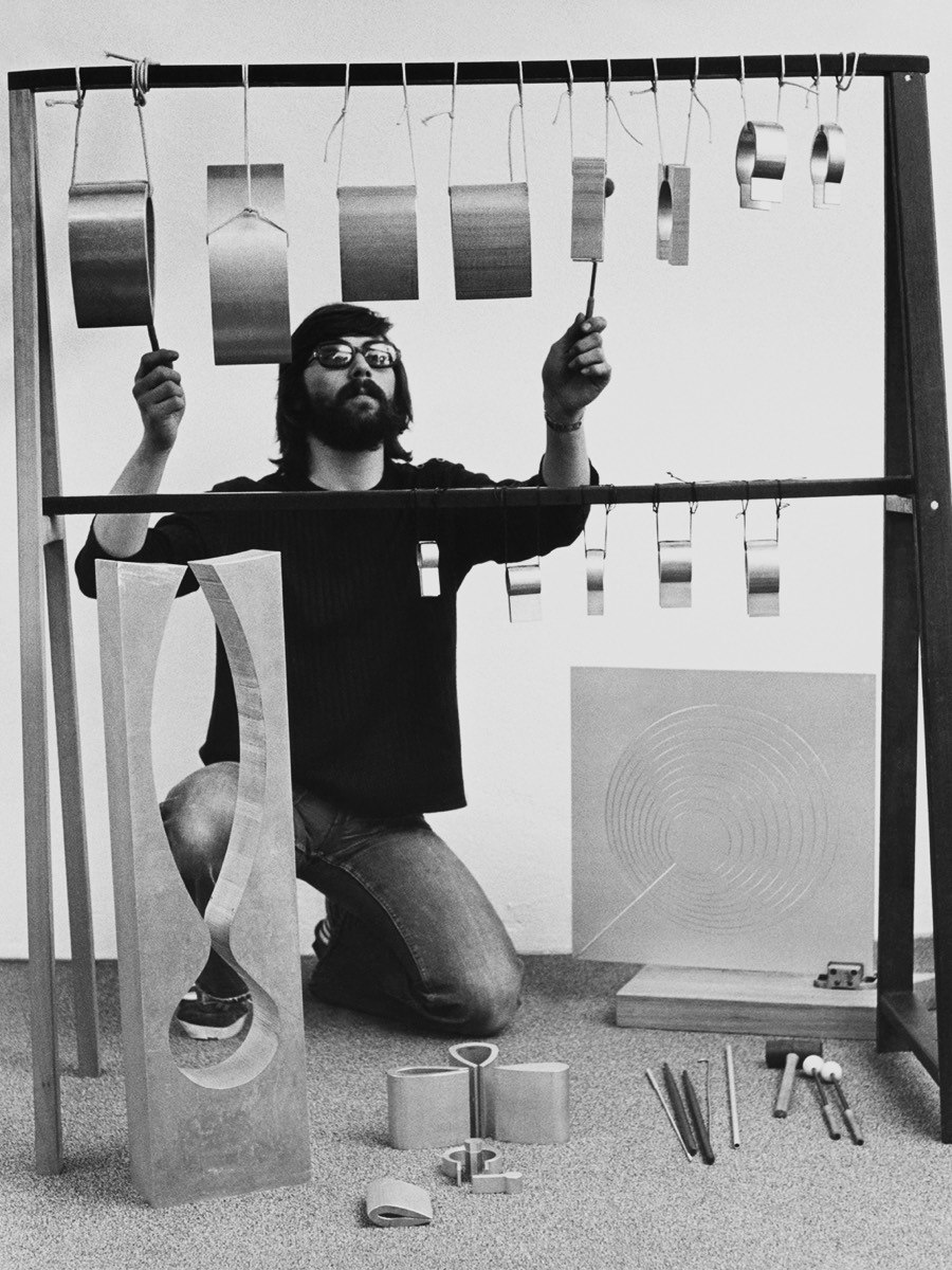 Pit Gutmann spielt auf den Klangobjekten seines Vaters, 1976