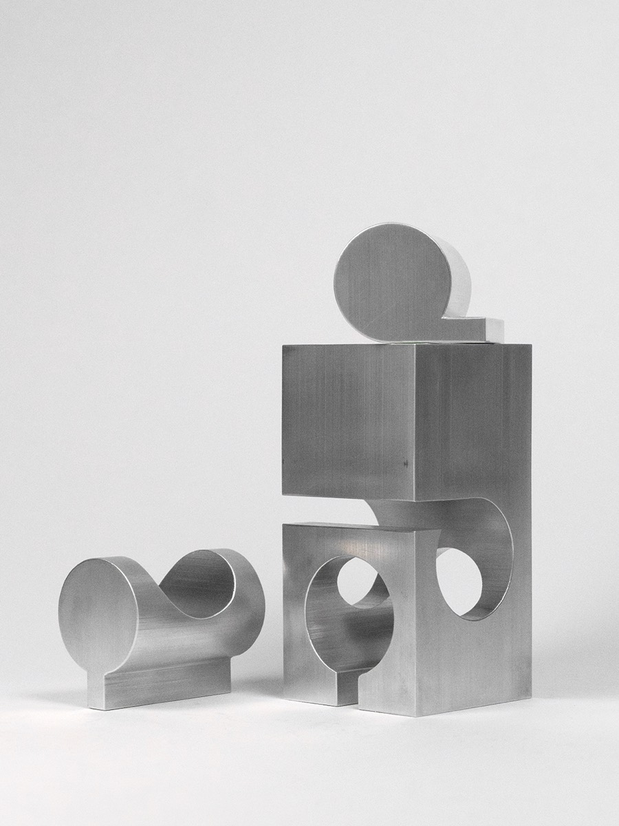 «Vierkantblock mit zwei Rundfiguren», ca. 1966 (Aluminium, 16 x 8 x 8 cm)