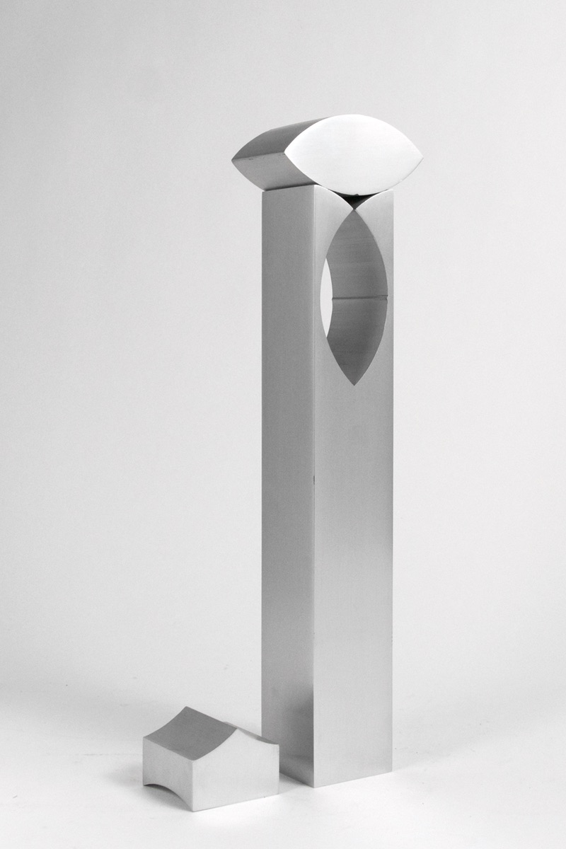 «Vierkant mit Zweieck», 1966 (Aluminium, H 34,5 cm, WG 66 – 219 M)