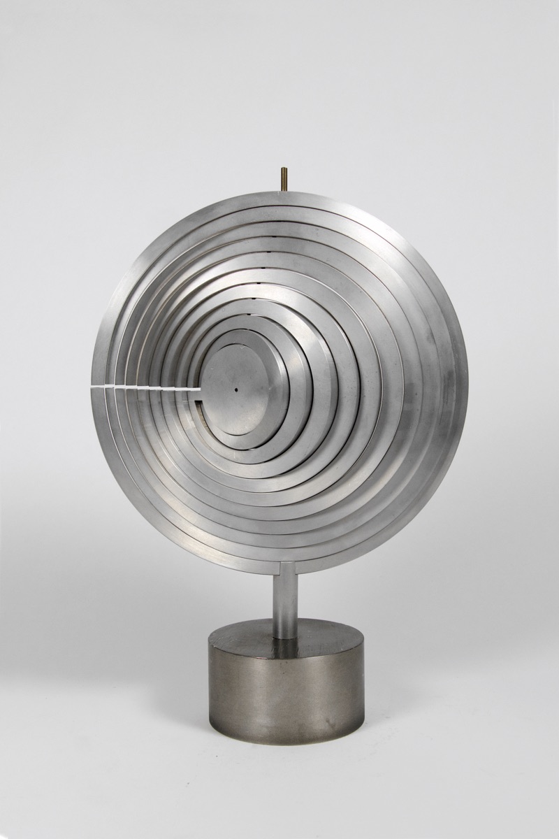 «Drehscheibe», ca. 1968 (Aluminium, H 35, ø 24,5, D 1,3 cm)