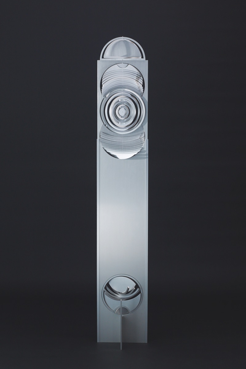 «Die Hohe», 1974/75 (Aluminum, 184 x 30,5 x 30 cm, WG 74/75 – 692 M)