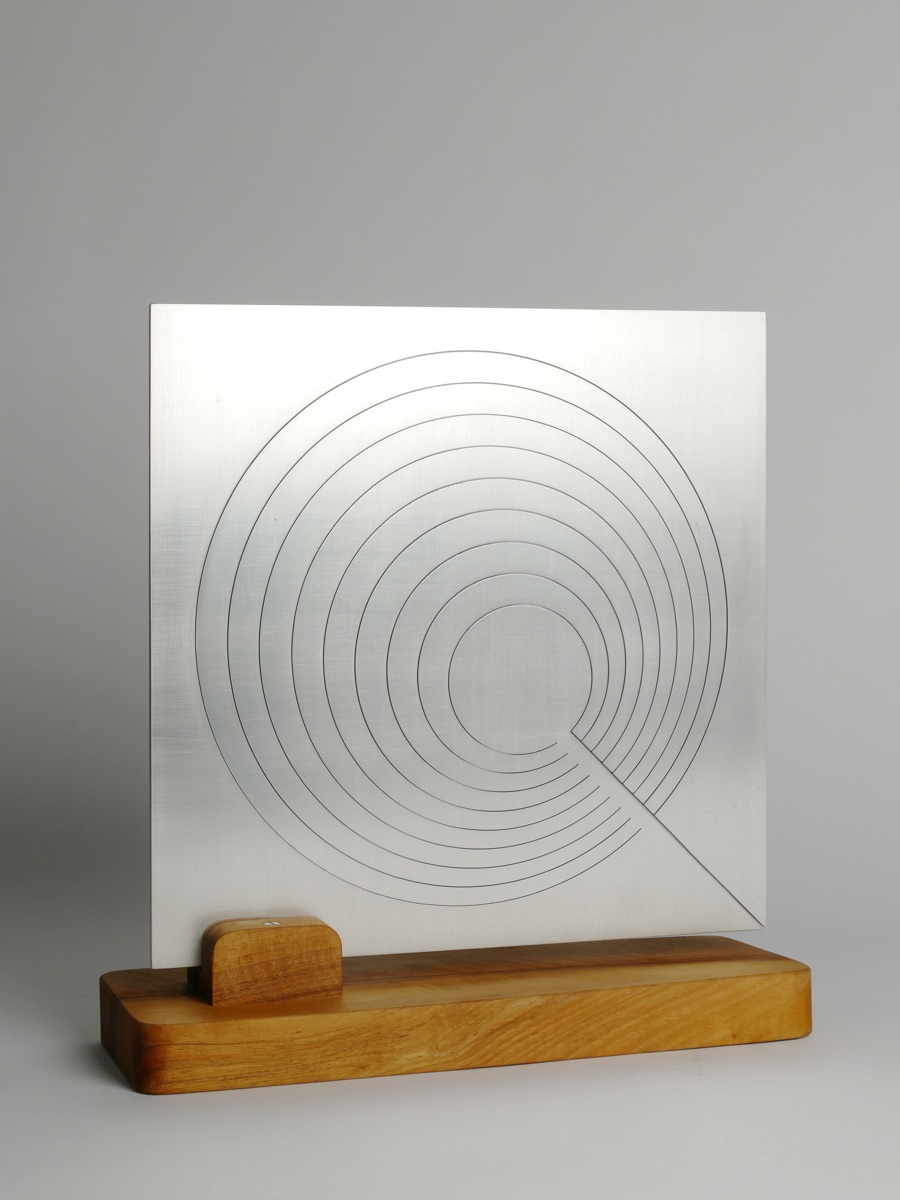 «Harfe 40 – Vibration mit Klang», 1975 (Aluminium, 40 x 40 x 0,5 cm, WG 75  S – 79)