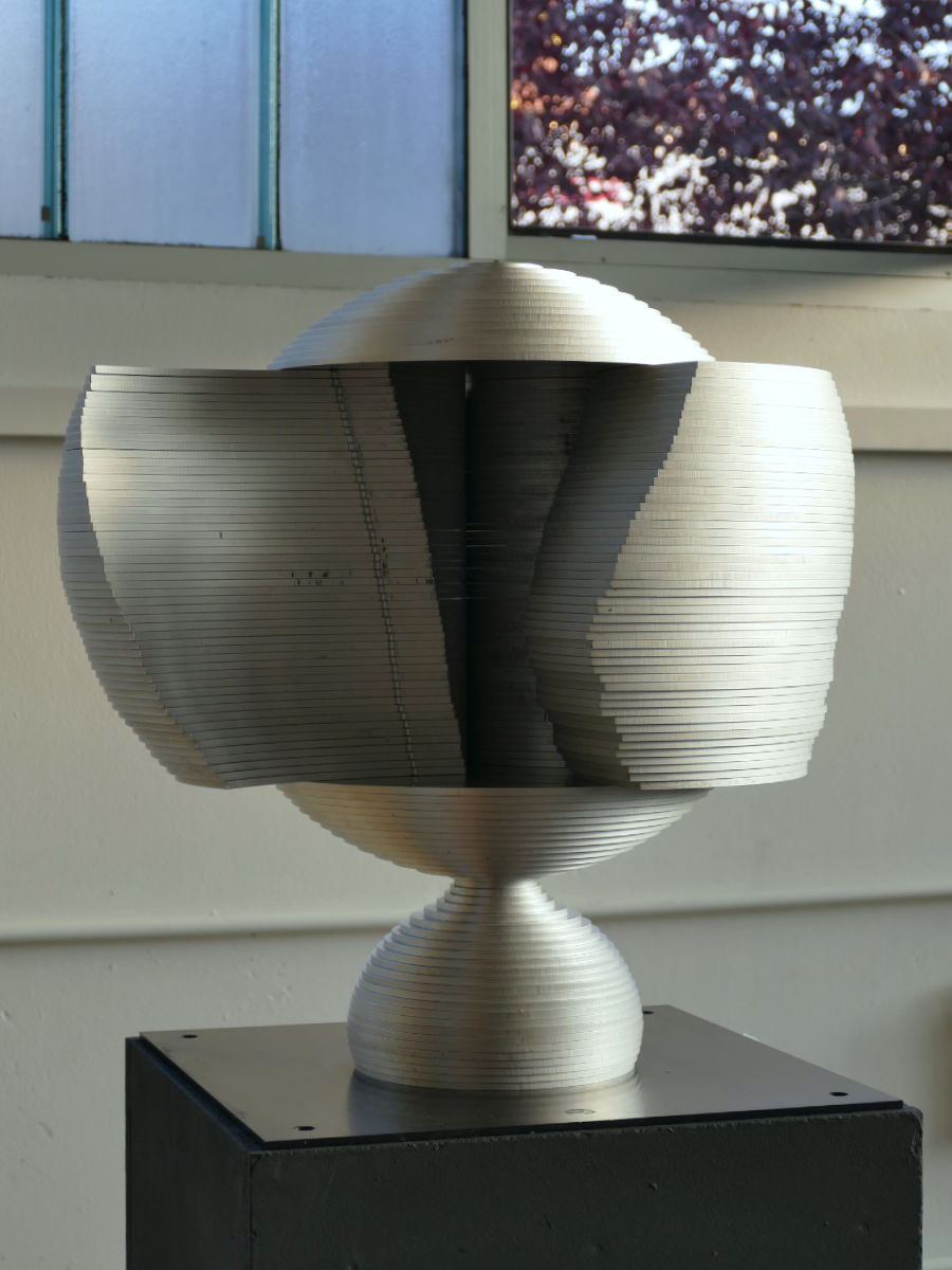 «Meditationskugel 40», 1975 (Aluminium, ø 40 cm, H 53 cm, WG 75 – 801 M)