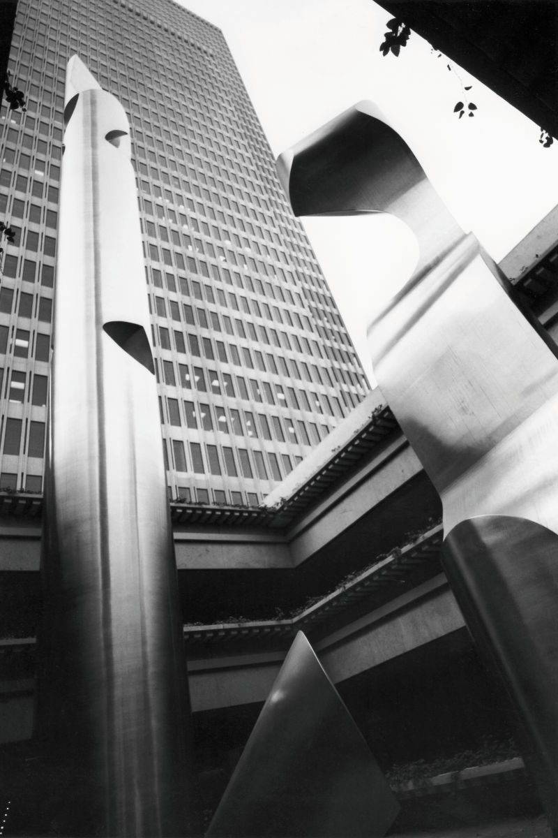 «Two Columns with Wedge» – kurz nach der Aufstellung 1971