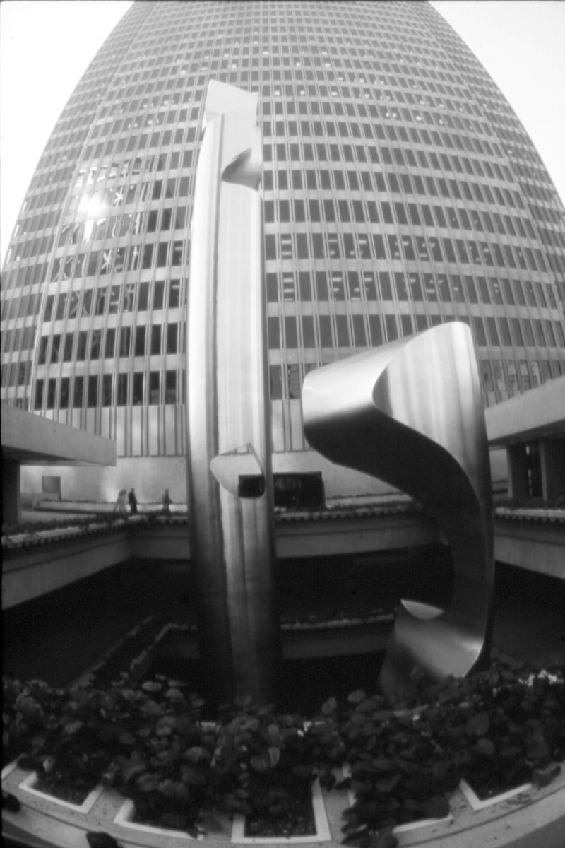 «Two Columns with Wedge» – kurz nach der Aufstellung 1971