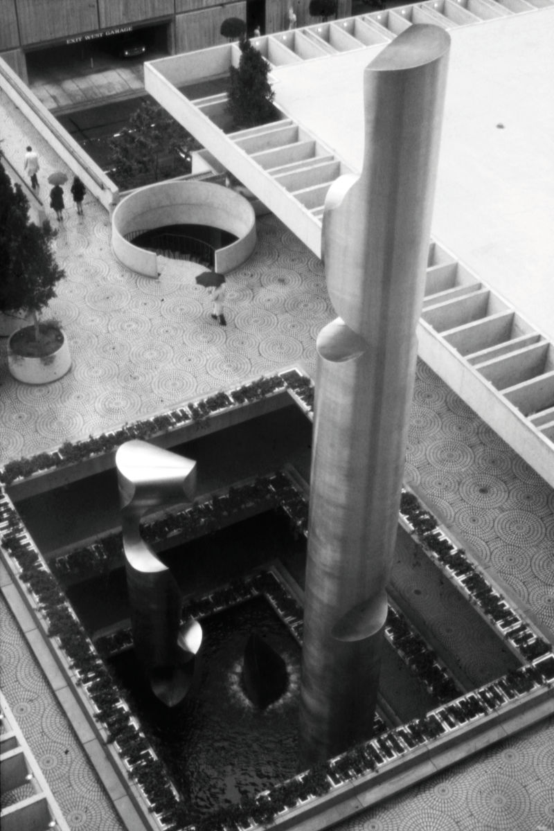«Two Columns with Wedge» – kurz nach der Aufstellung 1971