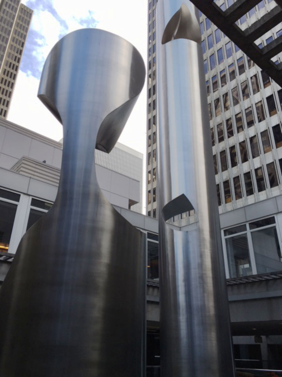 «Two Columns with Wedge» – fotografiert 2016 von Haig Khachatoorian
