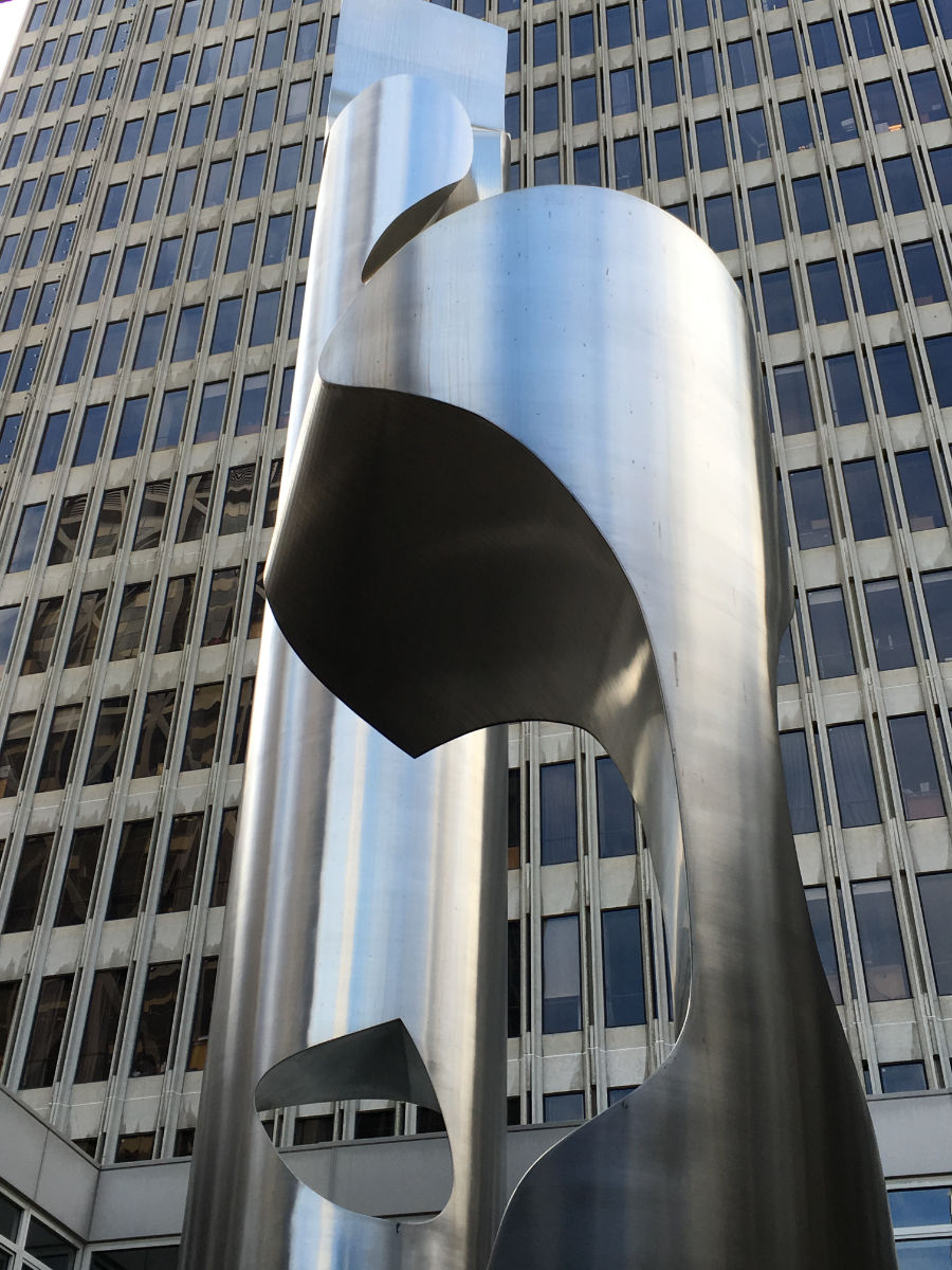 «Two Columns with Wedge» – fotografiert 2016 von Haig Khachatoorian
