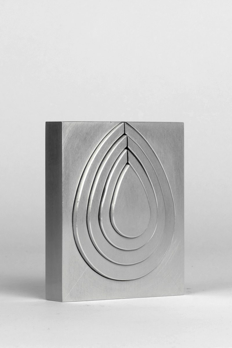 «Block mit Glocken», 1975/87 (Alu, Multiple, 13 x 10,5 x 2,4 cm, WG S 93)